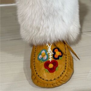 Luxurious Authentic Handmade Moose hide and silver fox Mukluks with beading Sz 7